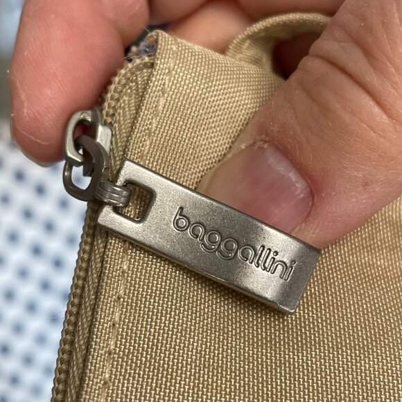 Baggallini Tan RFID Wristlet - Picture 3 of 7